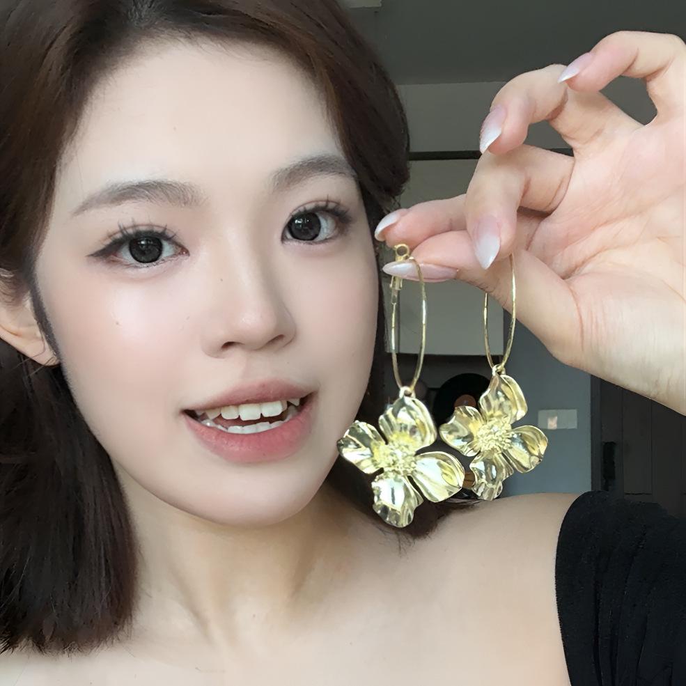 Retro Metallic Flower Tassel Stud Earrings – European American Style, Exaggerated Light Luxury Design