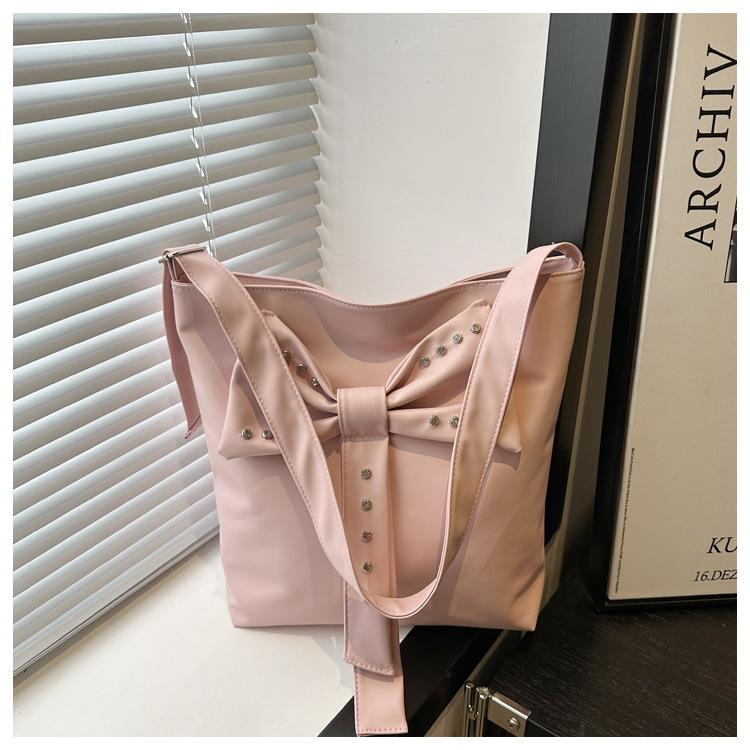 Summer large-capacity high-end sense commuting bucket bag women's 2025 new white leather bow messenger bag