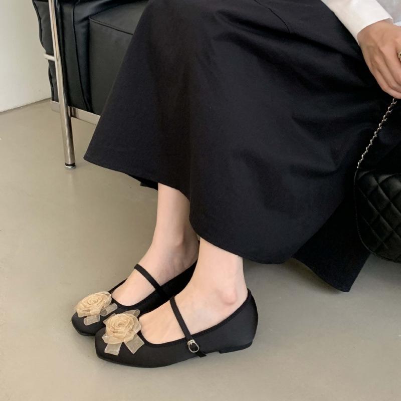 2025 early autumn new Korean version temperament camellia model one-word with square head soft sole inner height increase single shoe