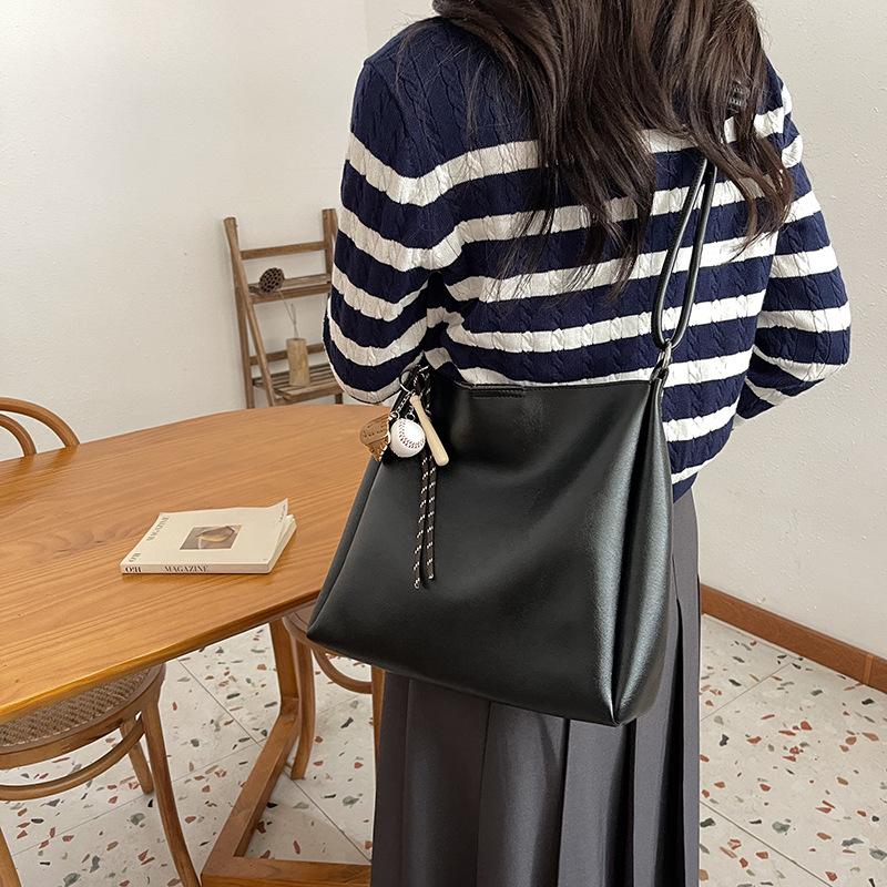 Retro high-end niche design commuter tote bag large bag women's 2025 new soft leather shoulder bag