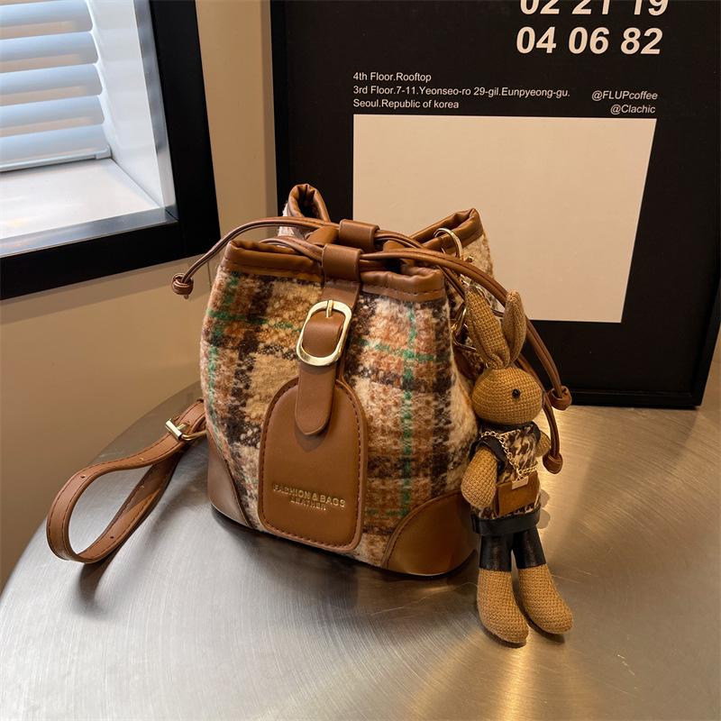 Feeling niche retro woolen bucket small bag women's 2026 new fashionable large-capacity portable shoulder bag