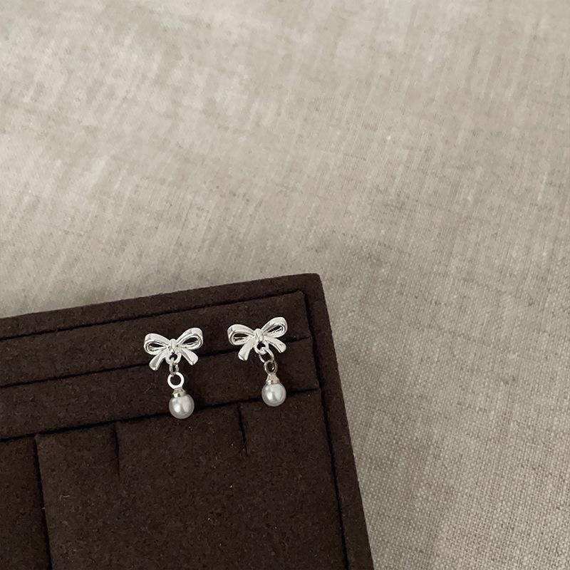 

Изысканные и маленькие серьги-подвески с жемчугом в виде банта, женские элегантные легкие роскошные универсальные серьги с нишевым дизайном