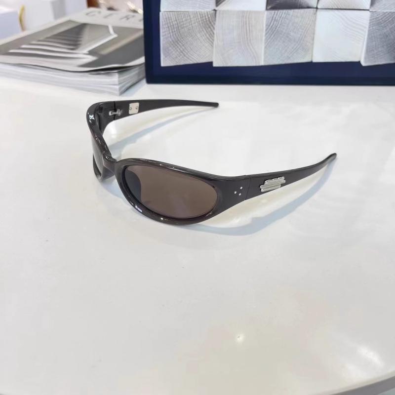 Jennie-Style GM Cat-Eye Sunglasses with Interchangeable Accessories – Retro, High-End, UV-Protected Summer Shades