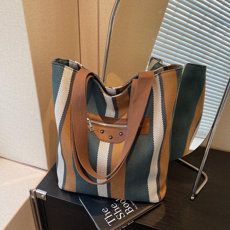 Autumn and winter large-capacity contrasting striped shoulder bag women's new fashion class commuter tote bag
