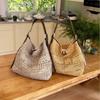 Handgefertigte gehäkelte Raffia-Tragetasche Rindsleder große Tasche große Kapazität Umhängetasche Eimerbeutel Urlaubs-Stil Strandstrohtasche