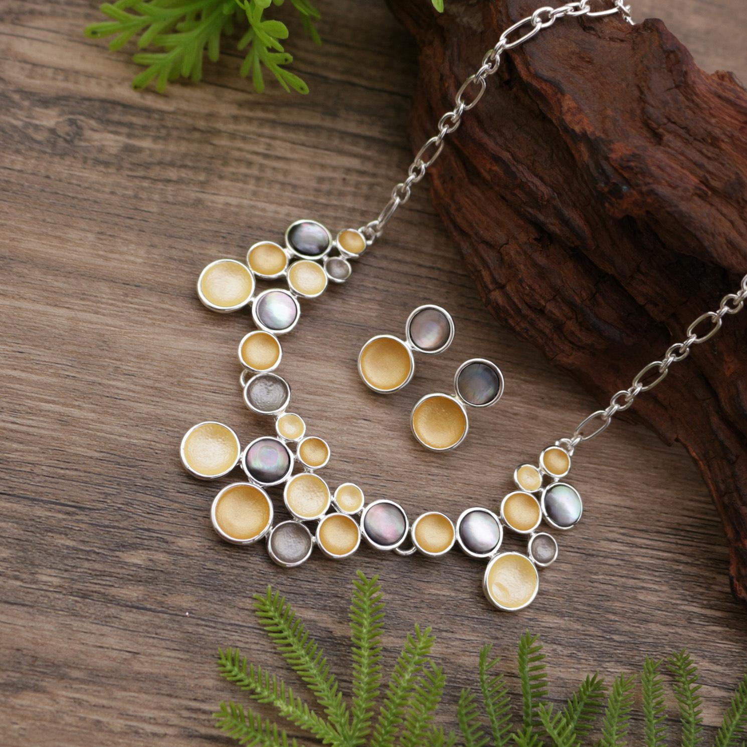 

Новый набор эмалевых круглых серег-пусетов в виде лепестков и ожерелья, женские высококлассные серьги-пусеты и ожерелье из раковины абалона