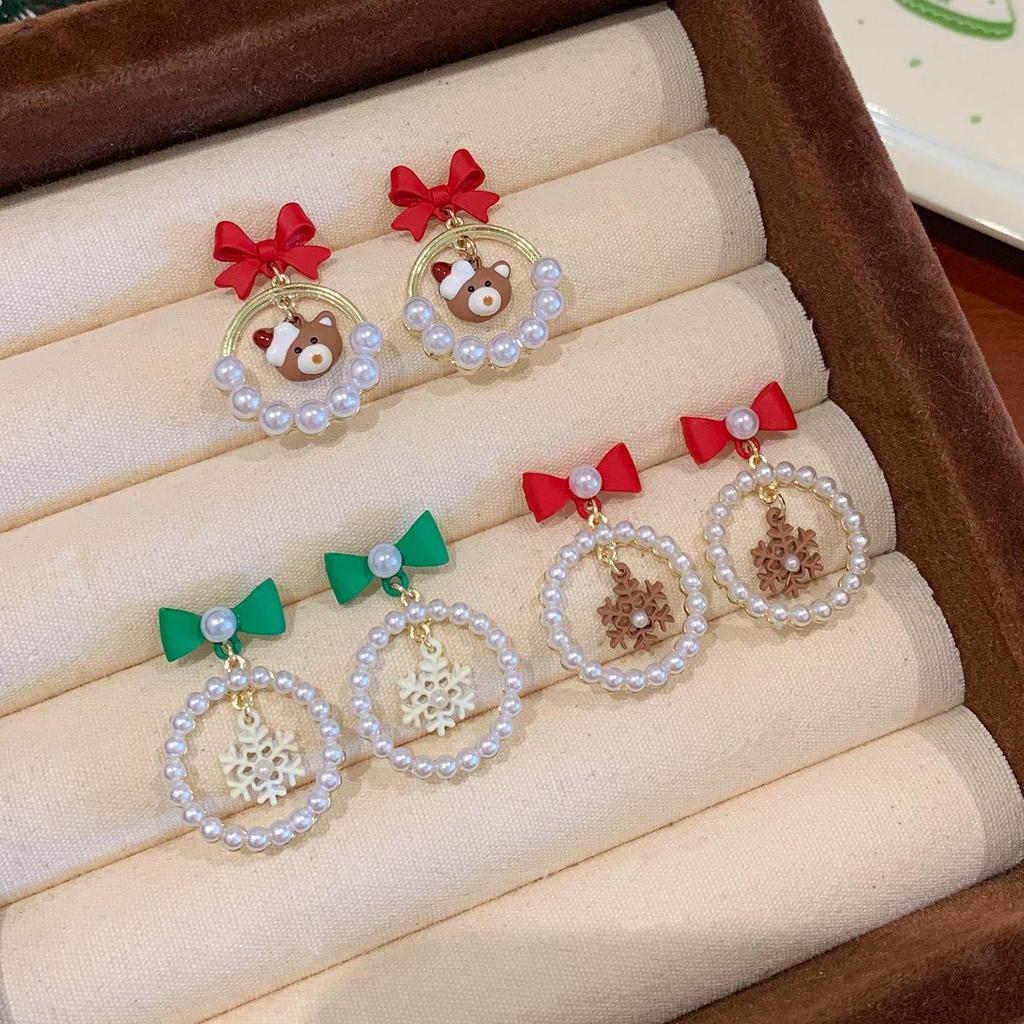 Weihnachts-Schneeflocken-Bär & Perlen-Ohrringe: Exquisites Silver Needle Design für Frauen