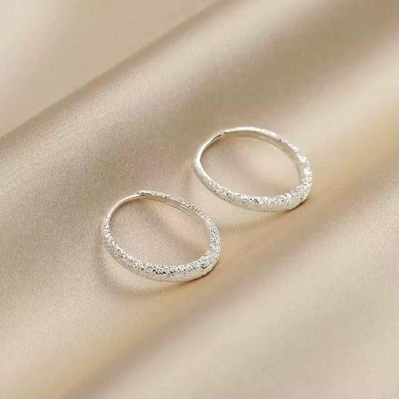 Elegant Women's Shimmering Hoop Earrings: High-End Geometric Studs