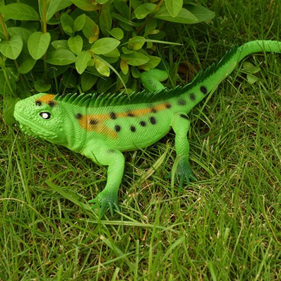 Lizard Model Toy Built-in Whistle Simulated Animal Tricky Vent Toy Solid Model Ornament PVC Reptile Figurine Lizard Squeeze Toy Party Favors
