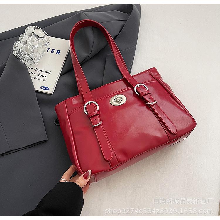 

Casual large-capacity tote bag 2025 new trend foreign gas lock handbag premium texture shoulder bag красный