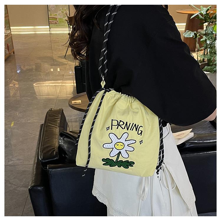 New Fashion Embroidery Portable Nylon Mobile Phone Bag Fashion Versatile Drawstring Bundle Mouth Bag Cute Messenger Bag
