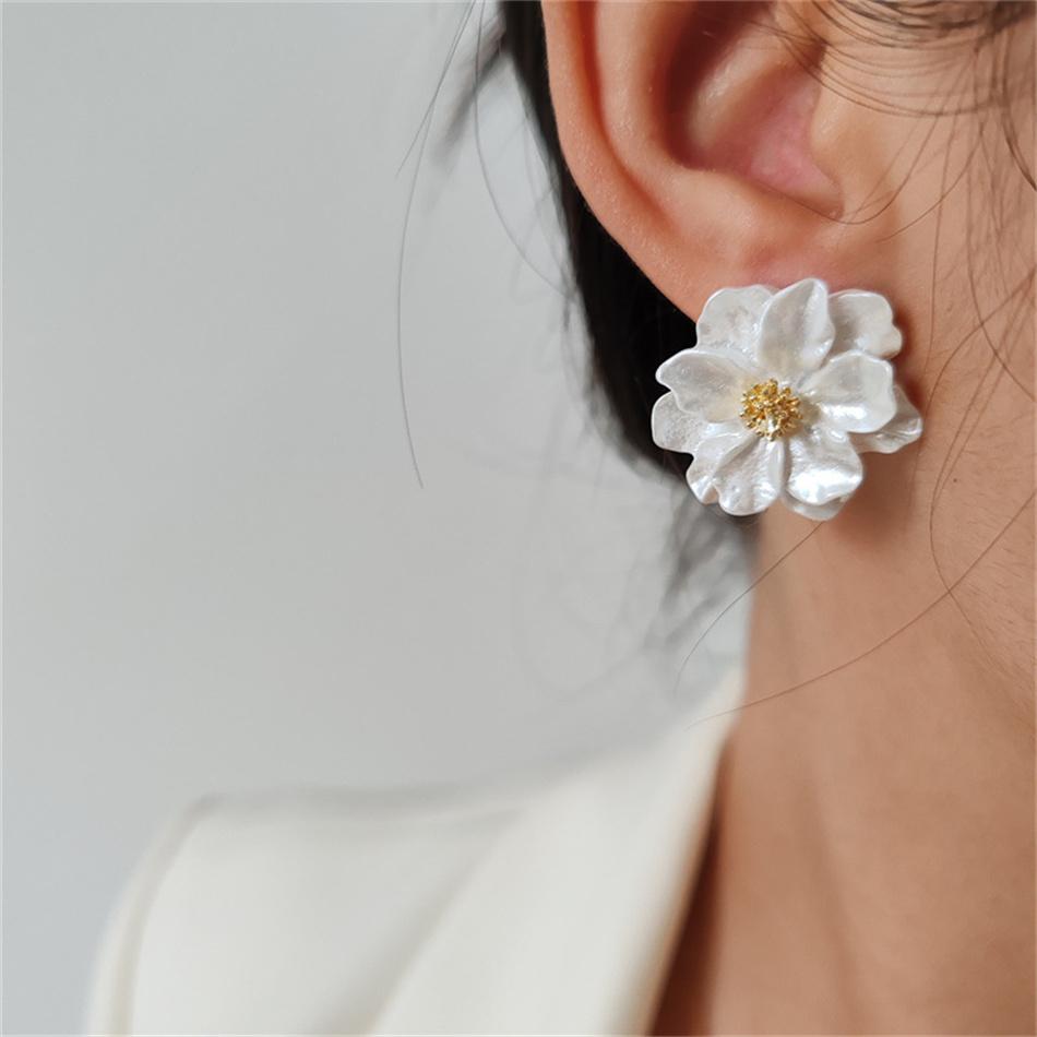 Big White Camellia Flower Stud Earring for Women French Retro Elegant Korean Sweet Resin Ear Wedding Party Jewelry Gift