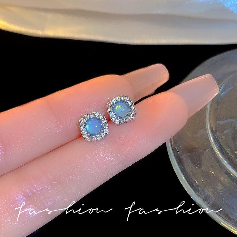 

Elegant Crystal Stud Earrings - S925 Silver Needle for Women | Light Luxury & Cool Style