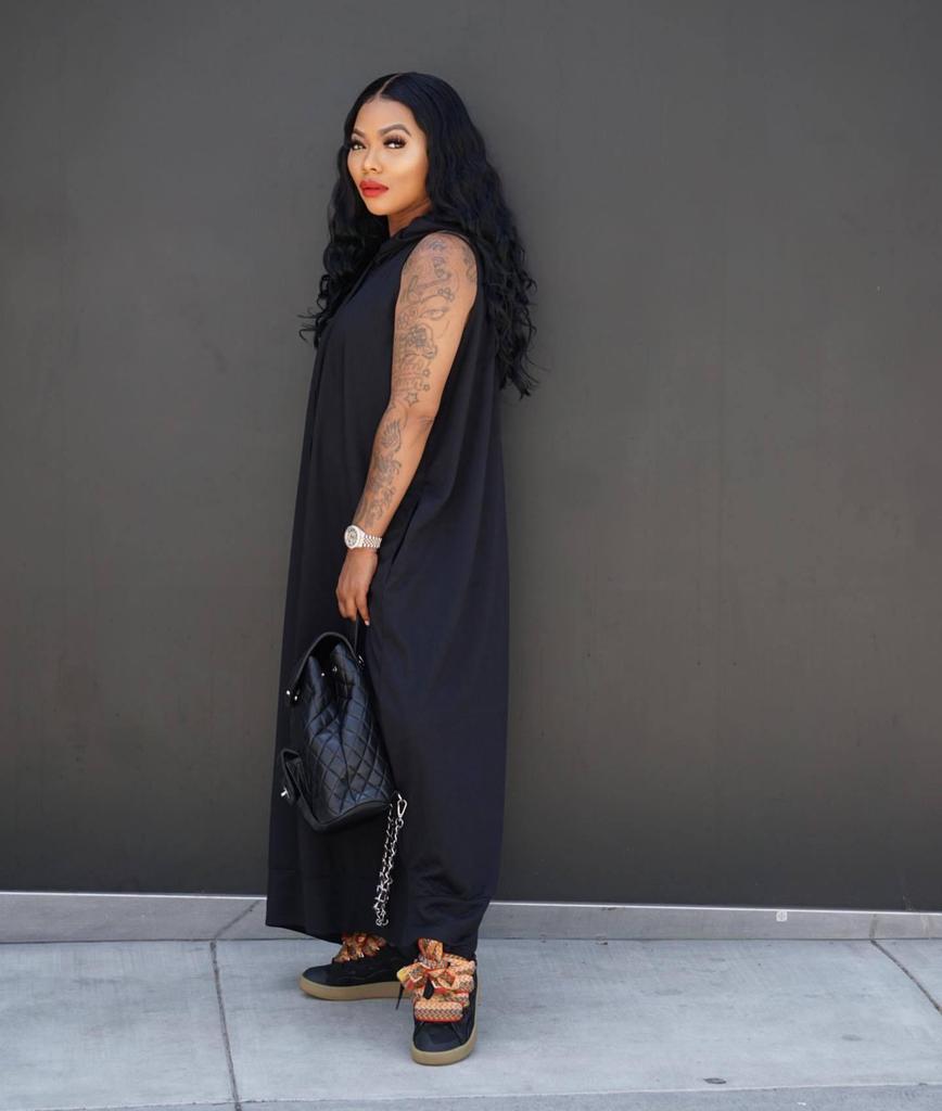 Evropské a americké dámské bezrukávové šaty s kapsami a pláštěm