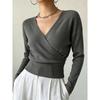 Maglione da donna a maniche lunghe in maglia tinta unita, elegante, scollo a V incrociato, aderente in vita, valorizza la figura, minimalista, camicetta