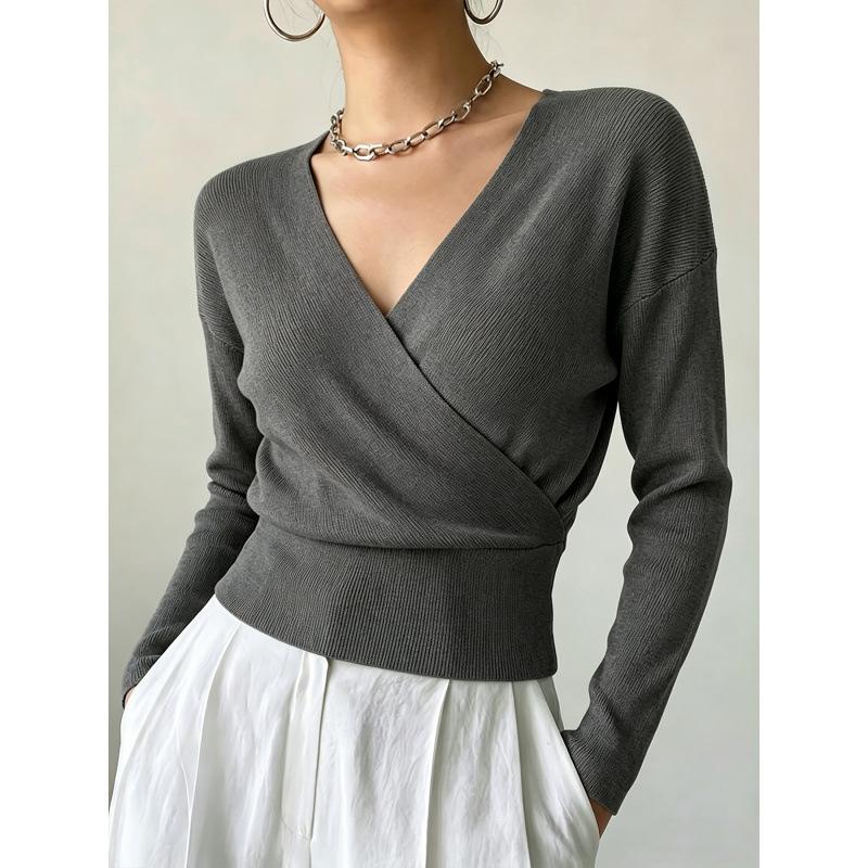 Maglione da donna a maniche lunghe in maglia tinta unita, elegante, scollo a V incrociato, aderente in vita, valorizza la figura, minimalista, camicetta