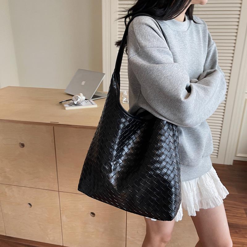 Women's Large-Capacity Fashionable Shoulder Bag for Work and Casual Use