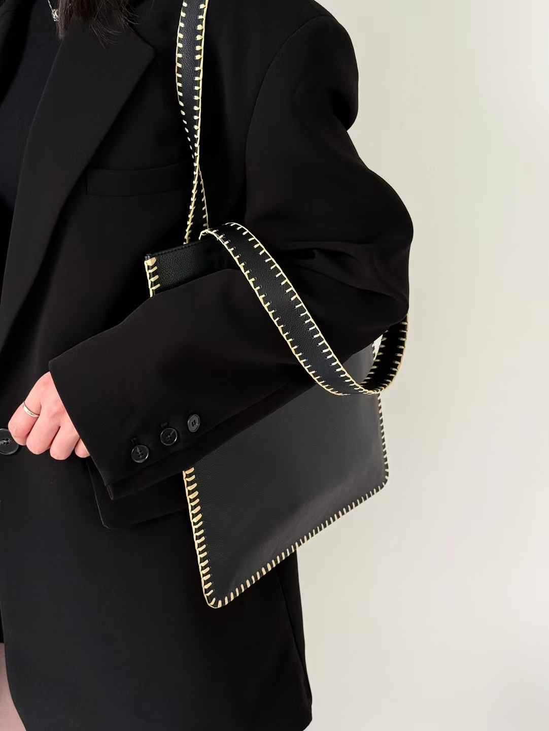 

Женская сумка из натуральной кожи на одно плечо, сумка через плечо своими руками, сумка через подмышку, большая вместительная сумка Niche Tote Bag Small size: 19 x 22+CM чёрный