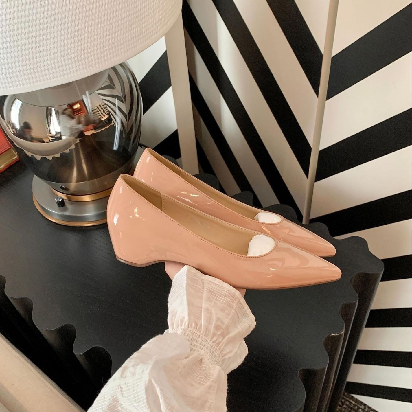 

Версия из овчины~ 3,5 см внутреннее увеличение высоты острый носок неглубокий вырез плоская подошва одинарная обувь женская обувь для работы летом 40