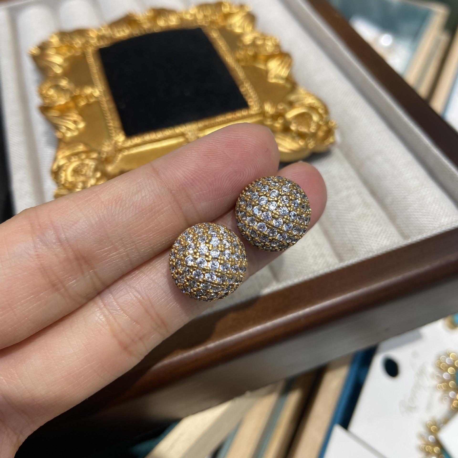 

Ювелирные изделия Циндао простые модные инкрустированные цирконием золотые полукруглые серьги-гвоздики латунные гальванизированные серьги-гвоздики s925 женские