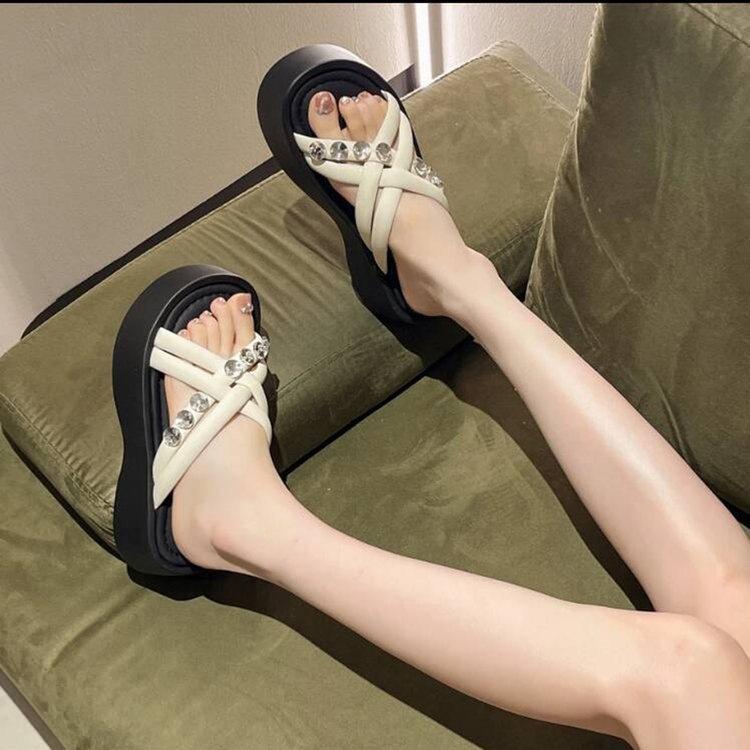 Beautiful temperament thick-soled cool slippers women's summer wear fashion and advanced sense 2025 new Xiaoxiangfeng going out beach shoes