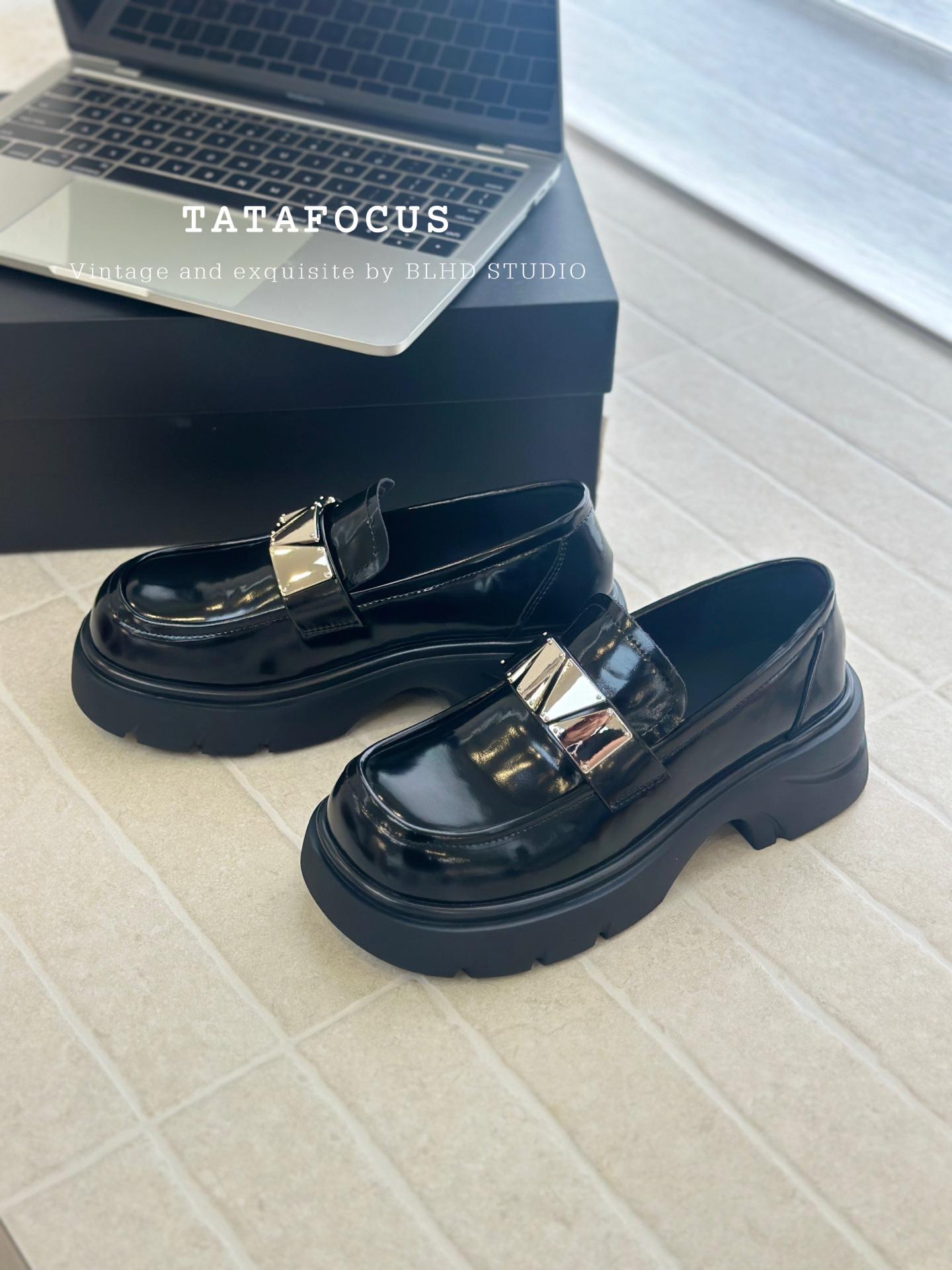 

Женские туфли на толстой подошве, увеличивающие рост, в колледжском стиле, из маленькой кожи, 2025 осень, новые, кожаные, черные, универсальные лоферы на одной педали для женщин 40 чёрный