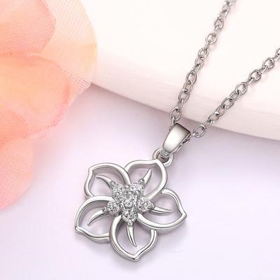 Huitan Zarte Halskette mit Anhänger in Blütenform mit Kristall-Zirkonia, Partysu Frische Halsaccessoires für Frauen, Hochzeitsfeier, Trendschmuck