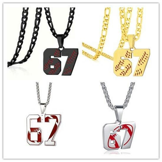 Collar con Colgante de Cruz 67 en Acero Inoxidable y Titanio con Números Árabes - Ideal para Aficionados al Béisbol, Fútbol y Rugby