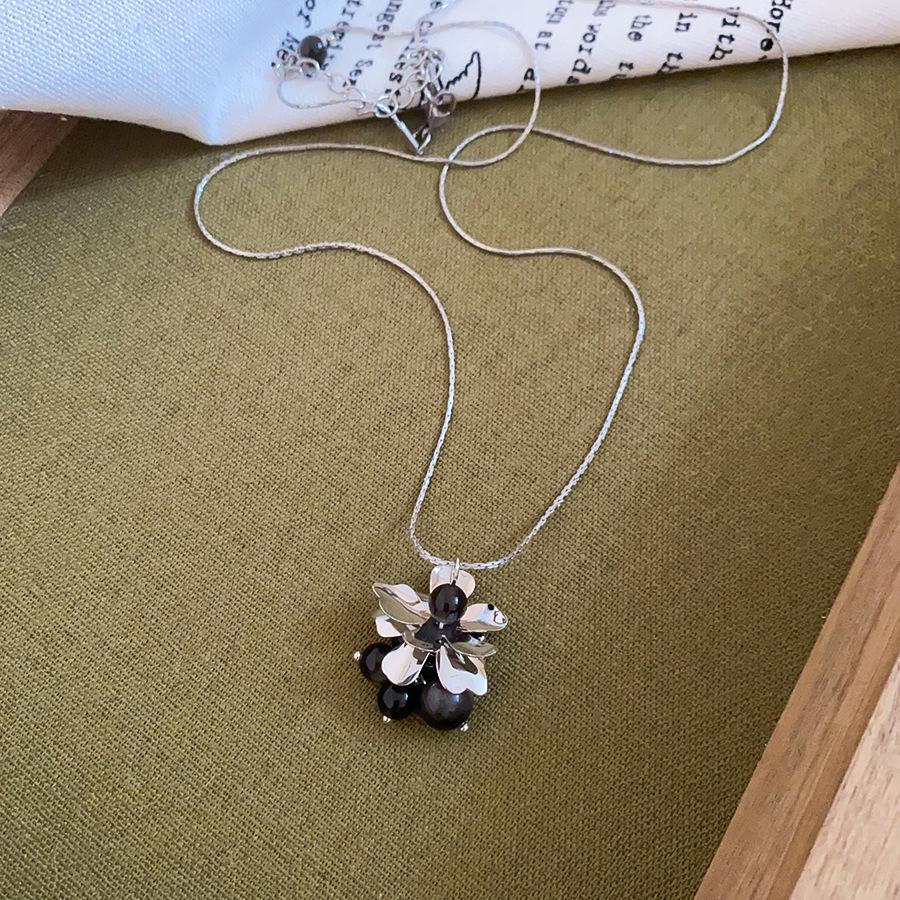 Elegant Faux Stone Marbled Flower Necklace – Stylish Sweater Chain for Unique Fashion Statements