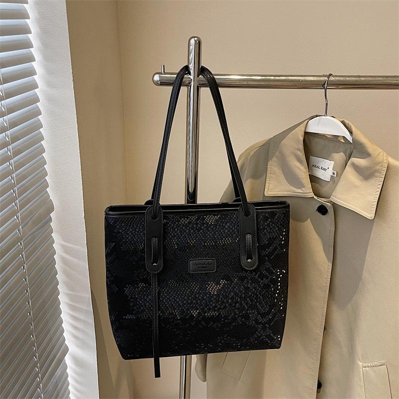 Large-capacity commuter tote bag women's fashion versatile shoulder bag new niche simple leisure bag