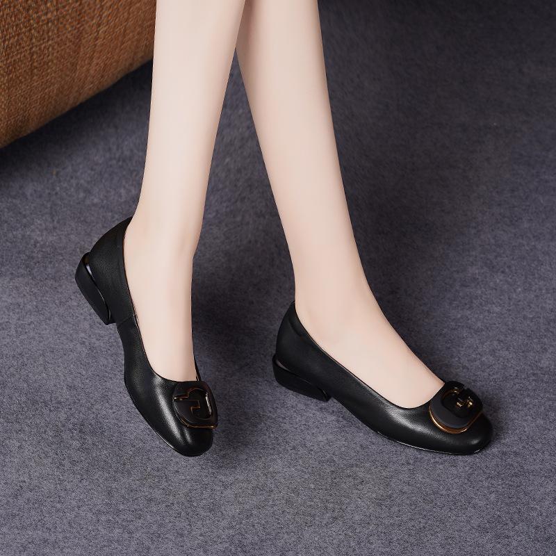 

Retro medium heel small leather shoes women s new autumn soft leather square head shallow mouth single shoes one pedal grandma shoes 35