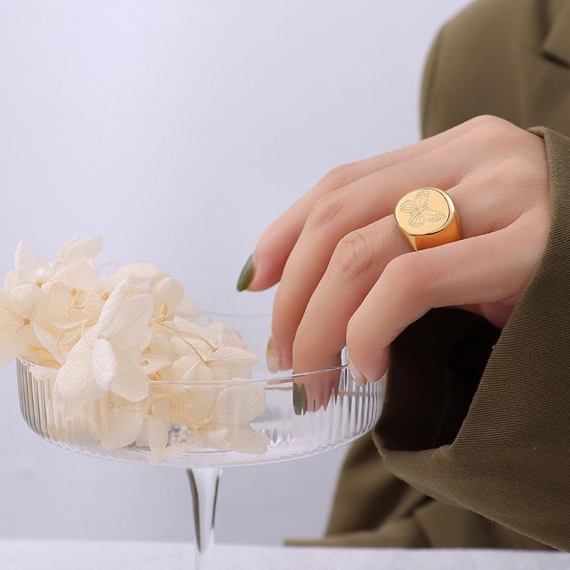 

Кольцо из титановой стали с позолотой 18 карат, бабочка и пион Size 6