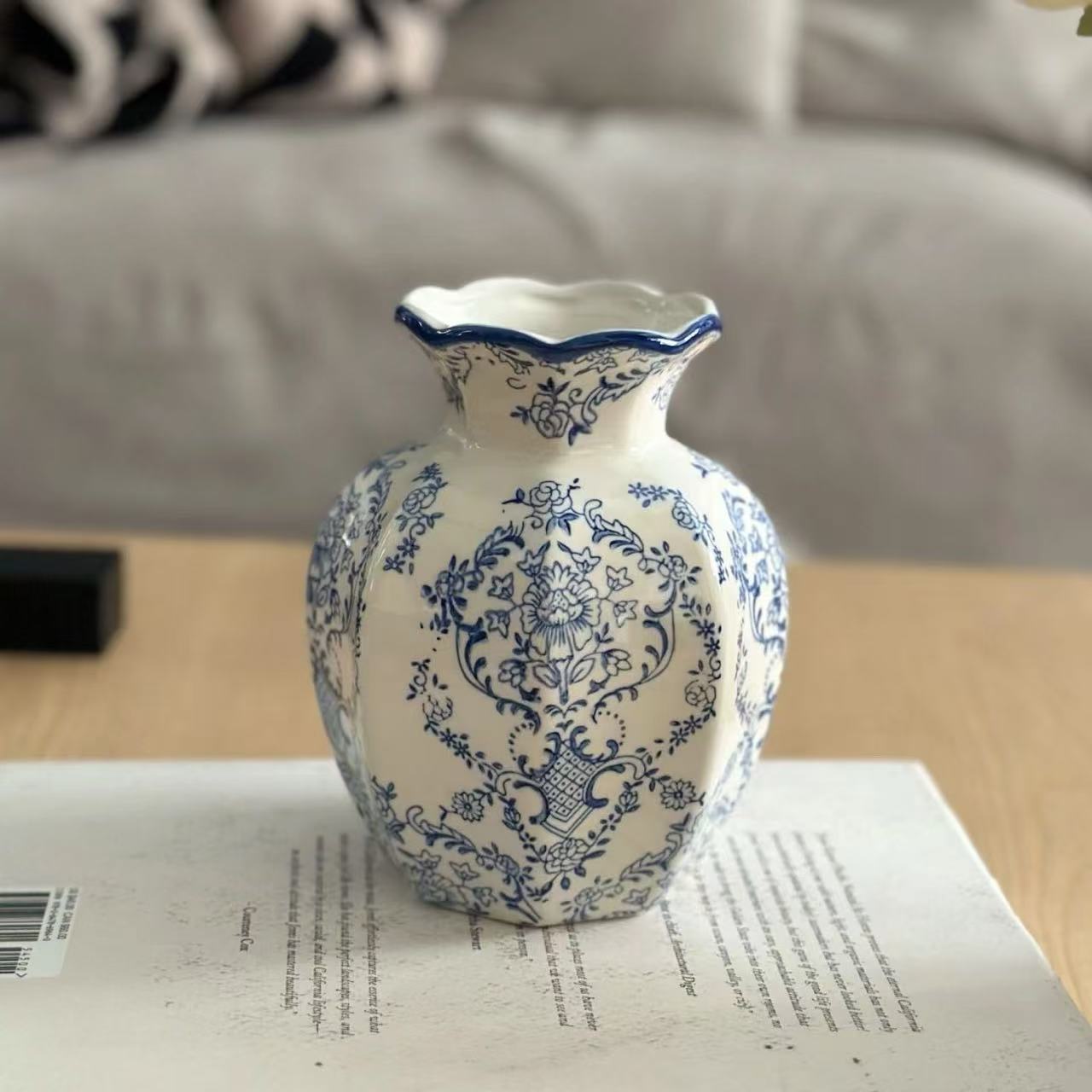 

1PCS Hand-Painted Blue and White Porcelain Vase Elegant Home Decor for Living Room Entryway Desktop Flower Arrangement Display слоновая кость