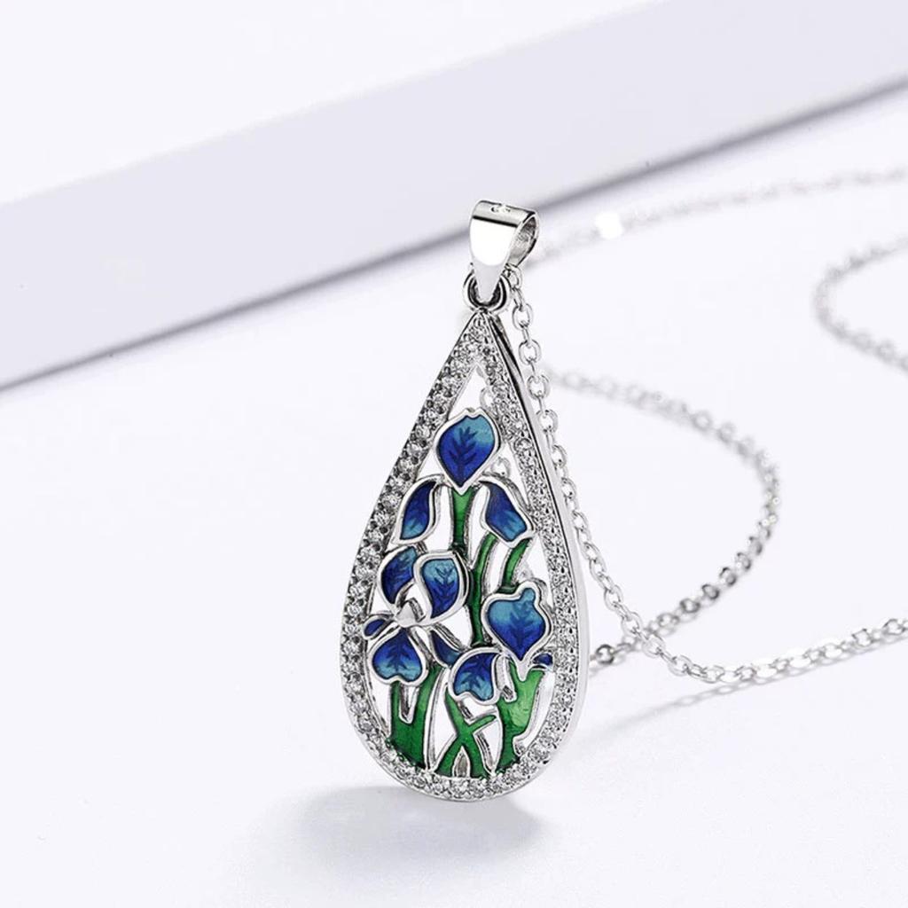 Ladies' Exquisite Floral Pendant Necklace, Embellished with Synthetic Zircon, Suitable for Daily Wear and Holiday Gift Giving