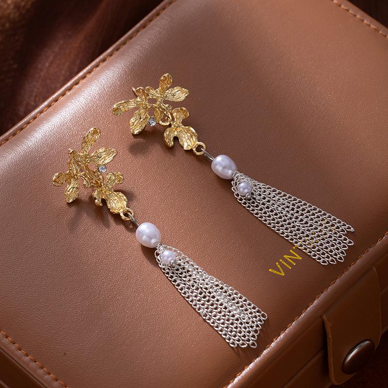 Retro Court Temperament Earrings Long Pearl Flower Fringed Light Luxury Stud Earrings Niche Design High-End Earrings