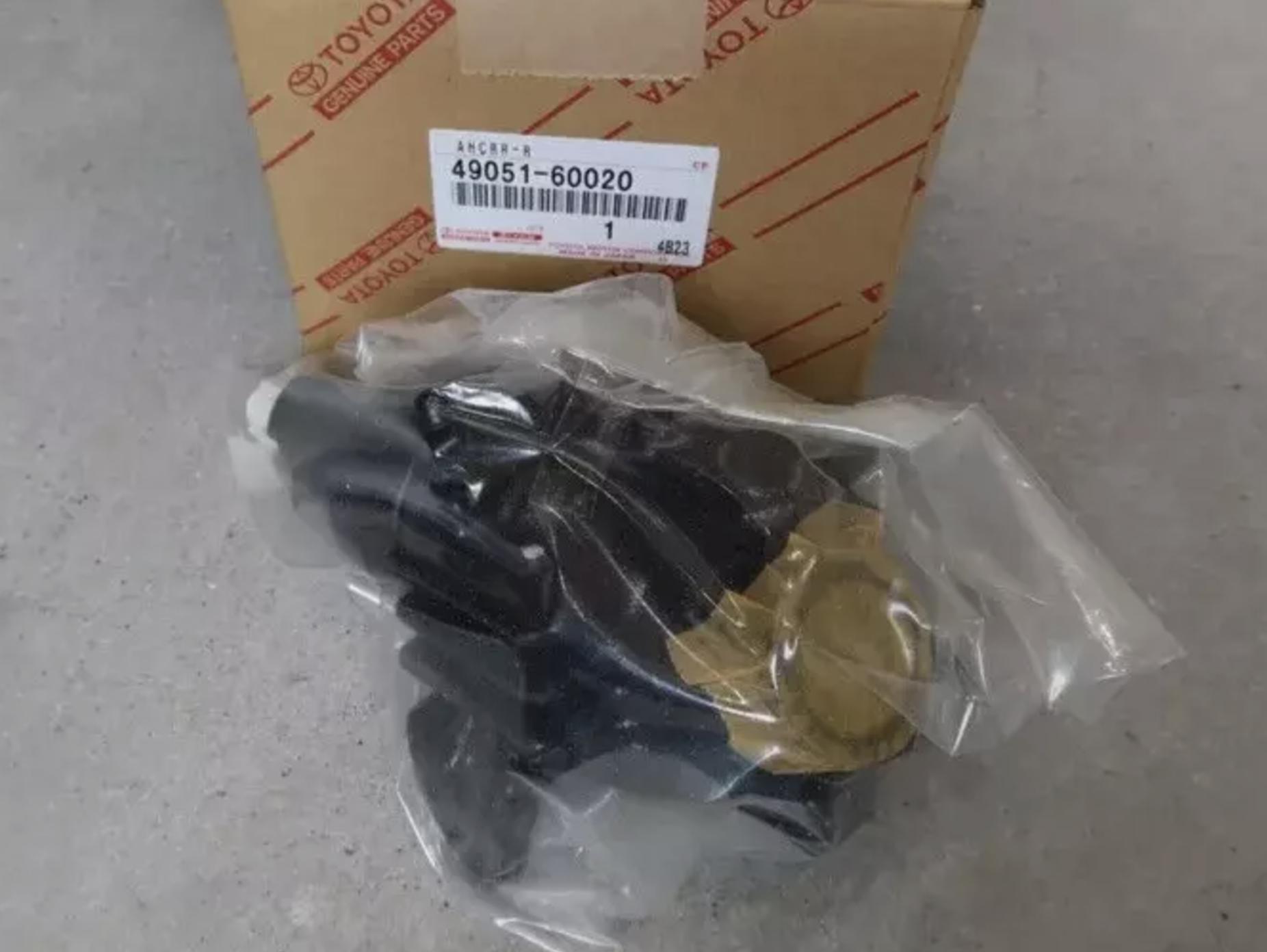 

TOYOTA LEXUS Genuine OEM Suspension Control Accumulator RH 49051-60020 New