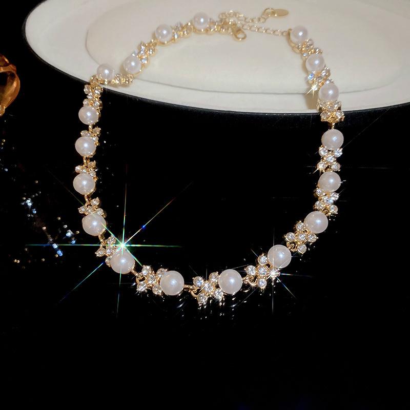 Zircon Flower Geometric Pearl Necklace: Elegant Light Luxury Collarbone Chain for Women