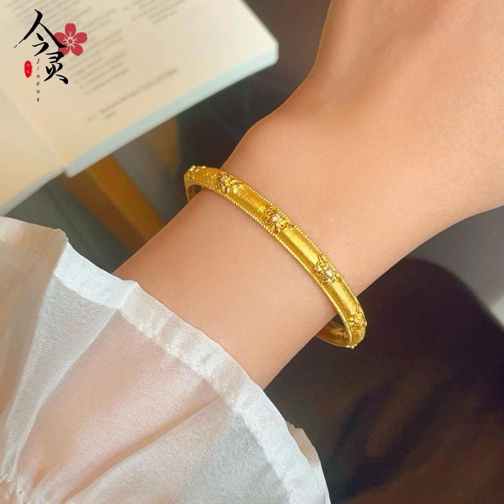 Retro Court-Style Rhinestone Butterfly Clasp Bracelet with Brushed Texture - High-End, Luxurious Niche Design Jewelry