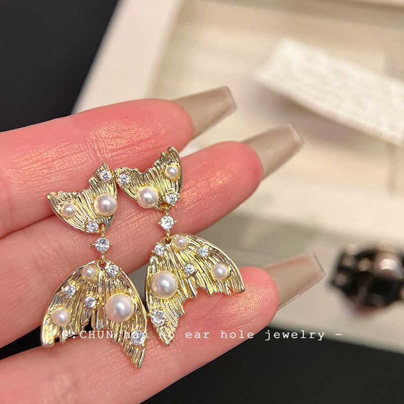 Gold fishtail pearl ear clips without ear piercings, high-end sense niche unique earrings, long mosquito coil disc earrings.