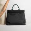 Leisure Large-capacity Tote Bag, Handbag, Shoulder Bag for Commuting with A Laptop.
