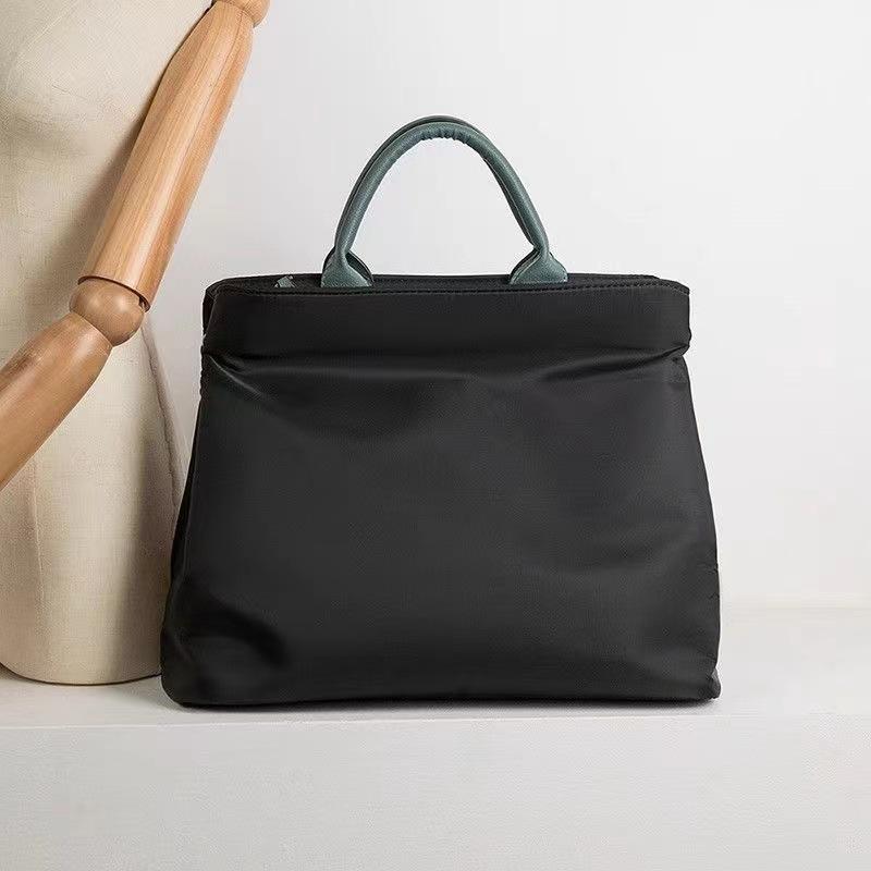 Leisure Large-capacity Tote Bag, Handbag, Shoulder Bag for Commuting with A Laptop.