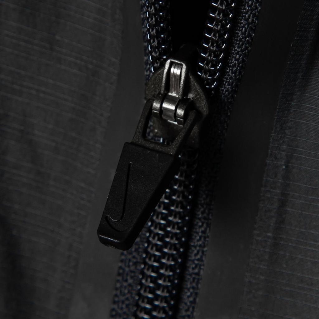 Nike Jednobarevná minimalistická bunda s vyšívaným logem a stojáčkem Pánská bunda Černá 384787-060