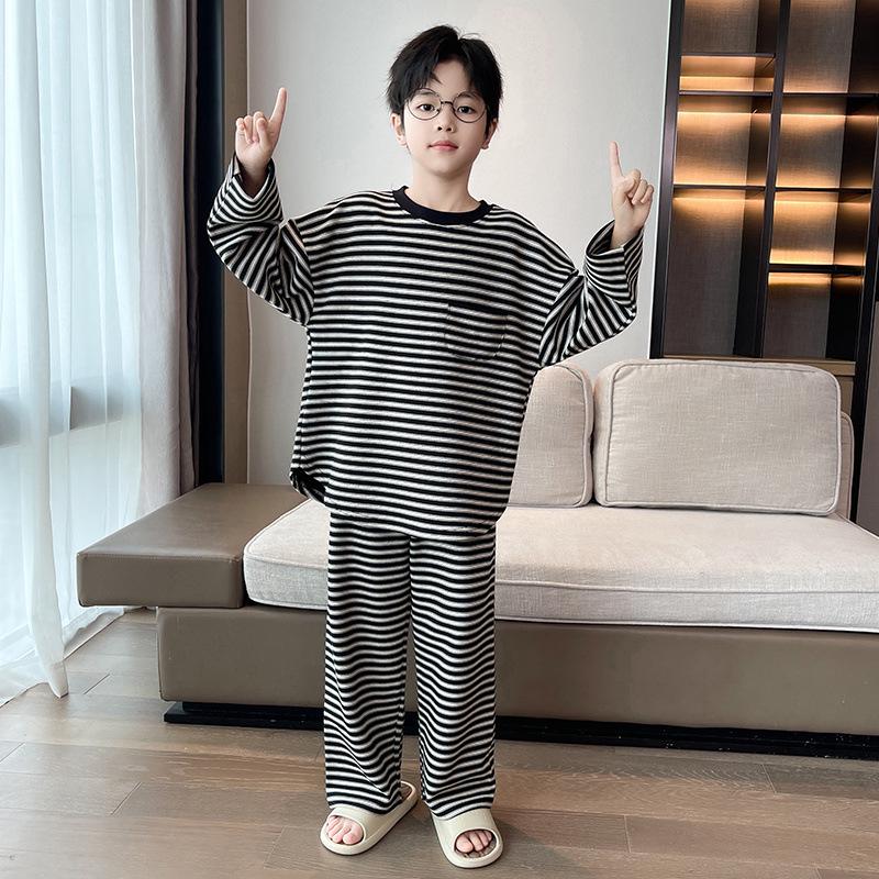 

Комплект полосатой велюровой пижамы для мальчиков среднего и старшего возраста Осень-Зима 2025 130 cm чёрный