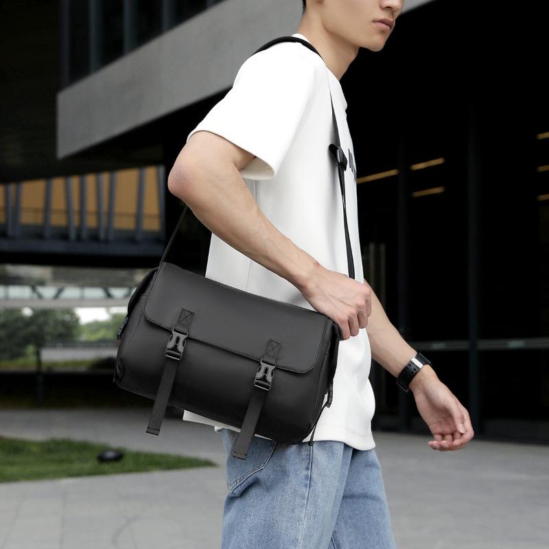 Anti-splashing shoulder bag Men's simple fashion trend messenger bag Commuter small satchel Large capacity 3