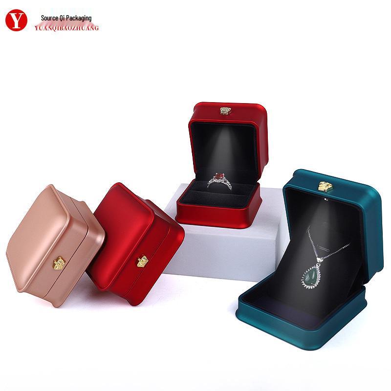 Kronen-LED-Schmuckaufbewahrungsbox für Ringe, Anhänger und Halsketten