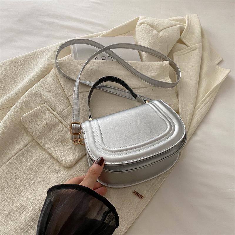 

2024 нова модна модна ретро повсякденна підсідельна сумка осінь проста суцільна маленька сумка жіноча сумка в іноземному стилі сумка через плече срібний
