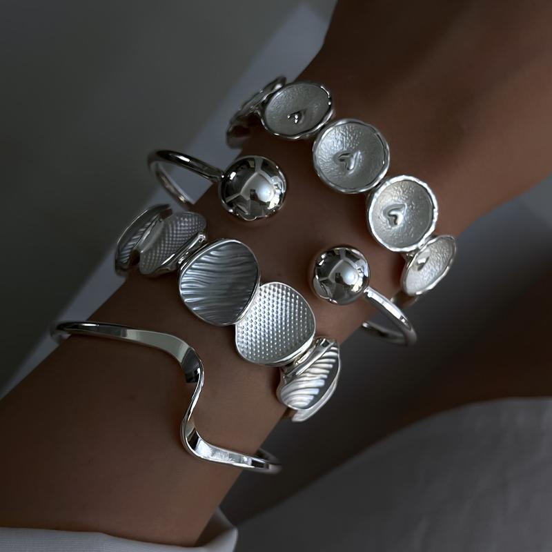 Vintage Boho Exaggerated Luxury Heart Geometric Design Wide Metal Silver Bangle Bracelet Set For Women Daily Wear Jewelry Gifts