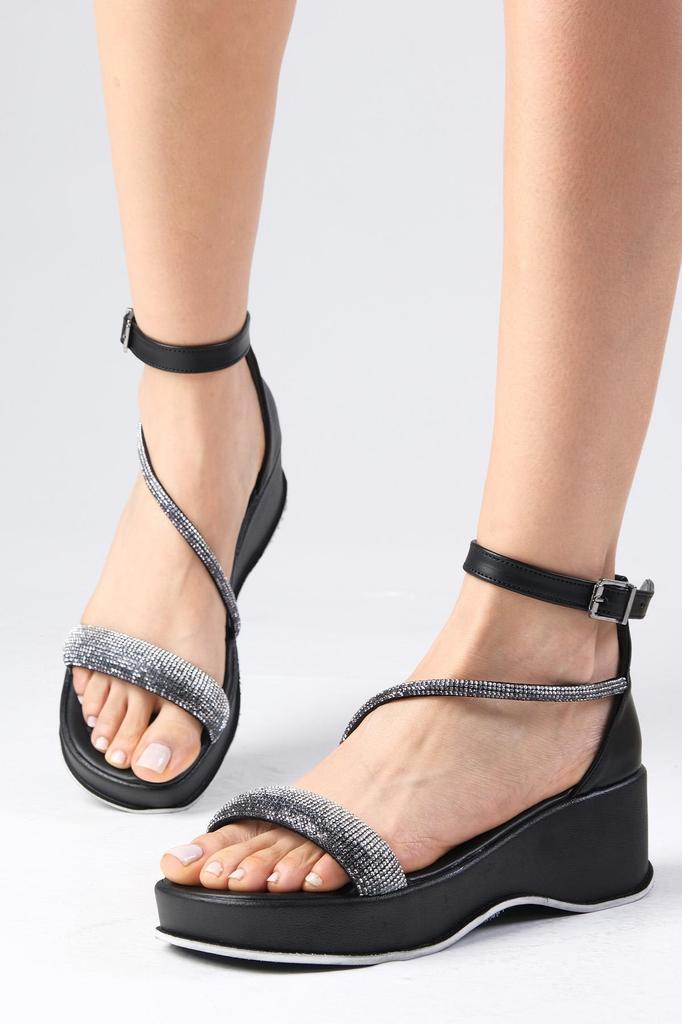 Sandálias femininas Kayra cor branca com faixas de pedra cruzada