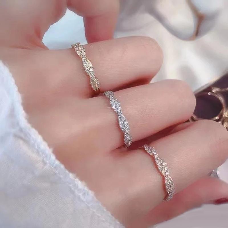 Huitan Exquisite Twist Band Finger-rings for Women Full with Bling Bling Cubic Zirconia Statement Female Wedding Band Jewelry