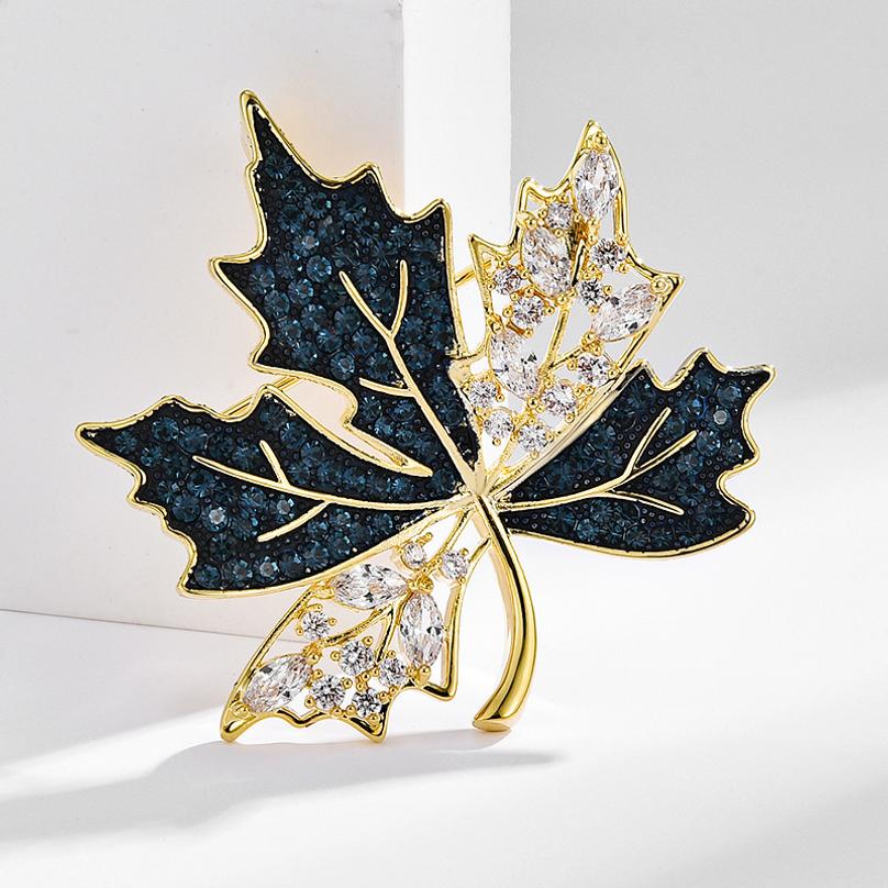 New Korean Style Fashionable Vintage Copper Micro-inlaid Maple Leaf Brooch, High-end and Elegant Designer Style Corsage